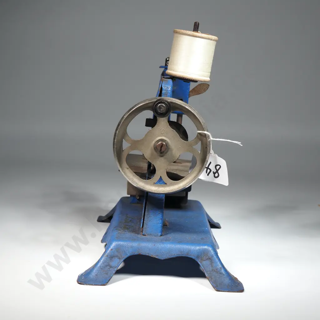 Little Betty Sewing Machine Image 1++