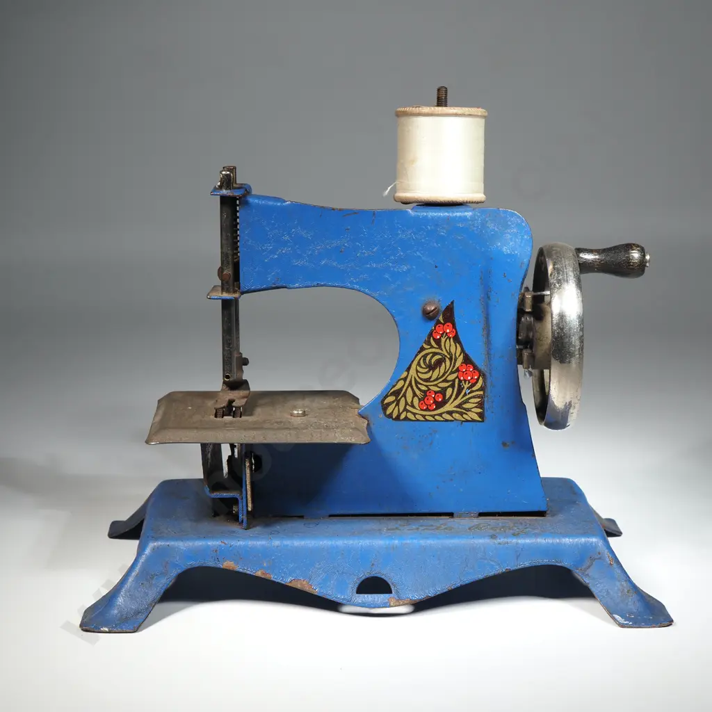 Little Betty Sewing Machine Image 1++