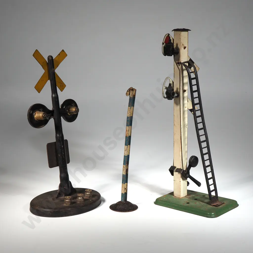 Hornby Series - Collection of Three Railway Signals Image 1++