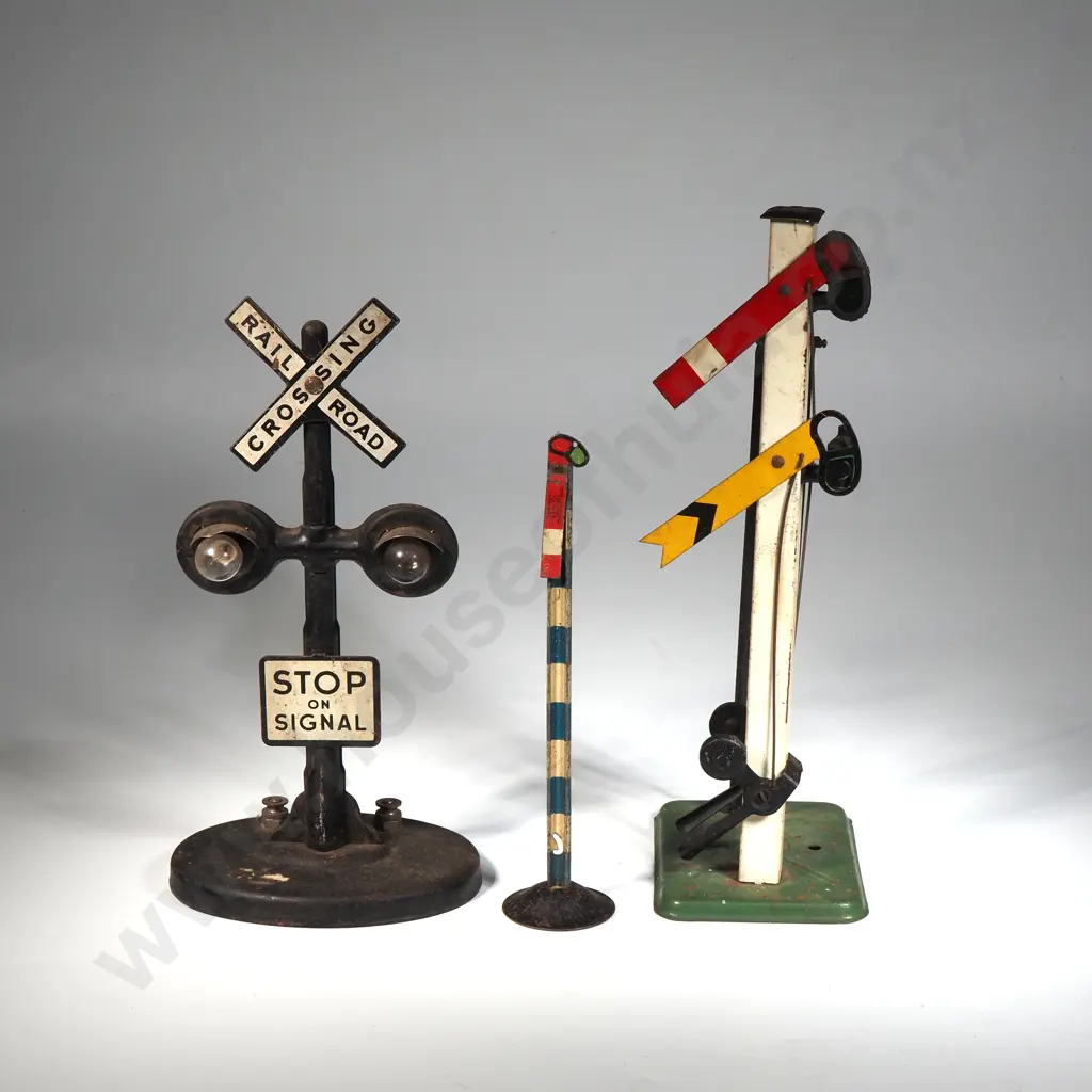 Hornby Series - Collection of Three Railway Signals Image 1++
