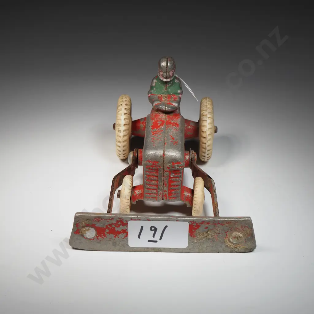 FunHo! - Red Ford Farm Tractor 103 (1962) Image 1++