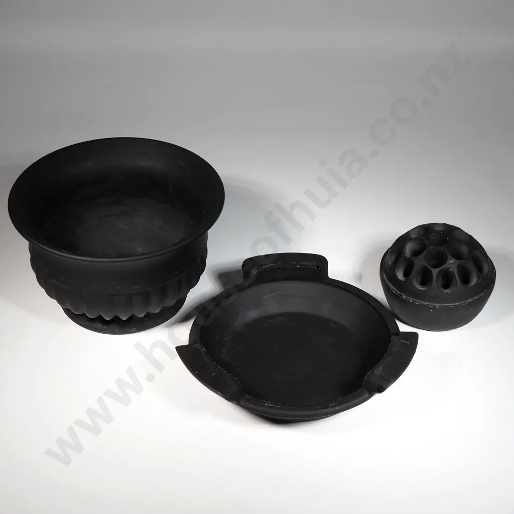 Black Flower Vase w Frog - Made in England Image 1++