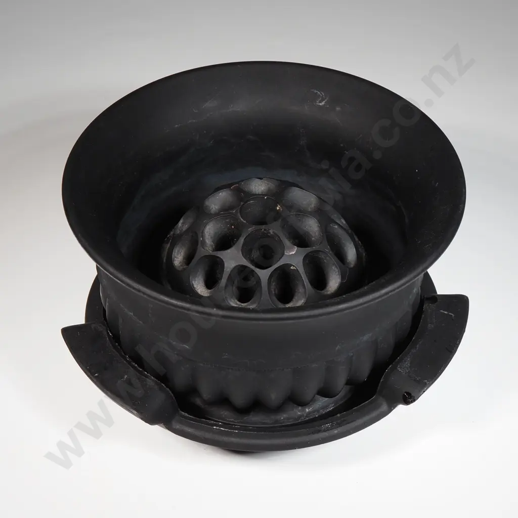 Black Flower Vase w Frog - Made in England Image 1++