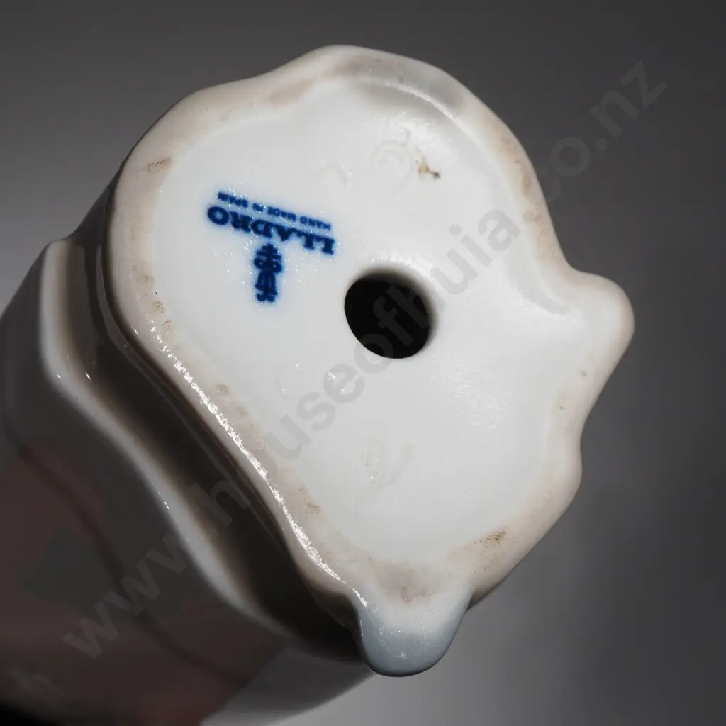 Lladro Girl with Lamb #1010 Porcelain Figurine Image 1++