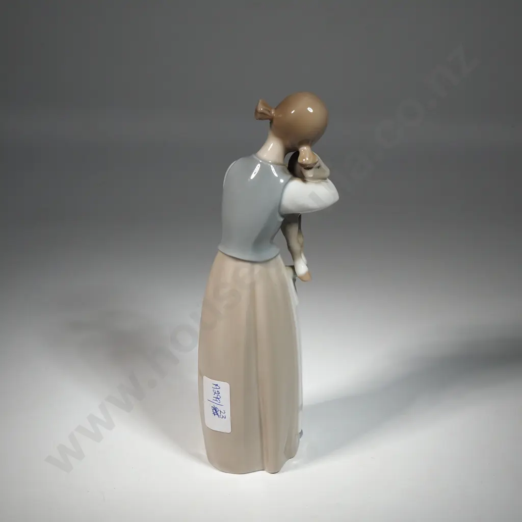 Lladro Girl with Lamb #1010 Porcelain Figurine Image 1++