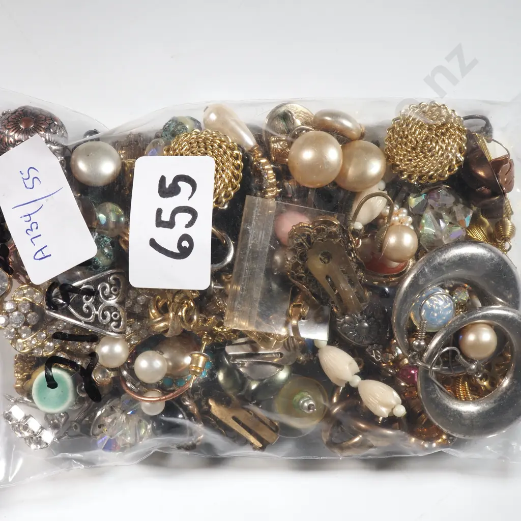 Large Quantity Of Costume Jewellery  Earrings Image 1++