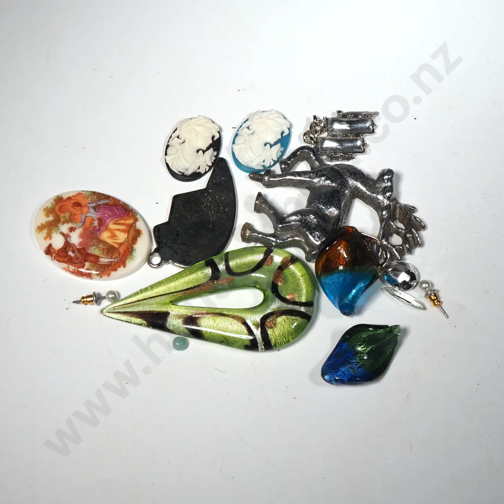 Collection Of Costume Jewellery  Including Brooches, Bangles, Necklaces etc. Image 1++