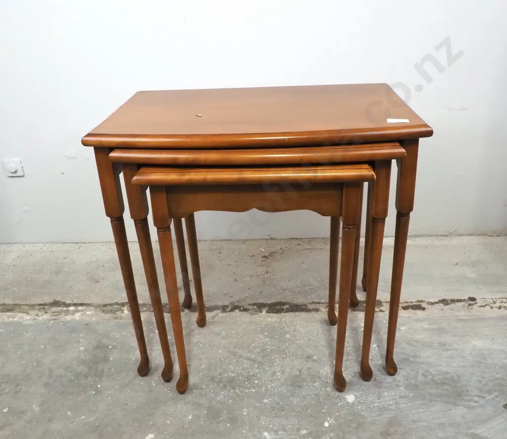 Set of Three Vintage Mahogany Nesting Table on Cabriole Legs Image 1++