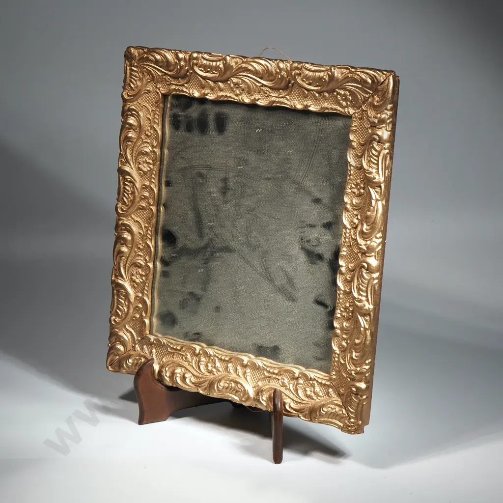 Ornate Gilt Frame With Molded Decoration Image 1++