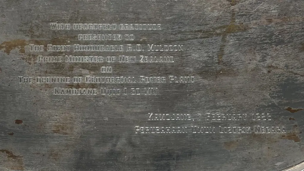 State Gift Presentation Silver Tray to the Prime Minister of New Zealand, Robert Muldoon (1983) Image 1++