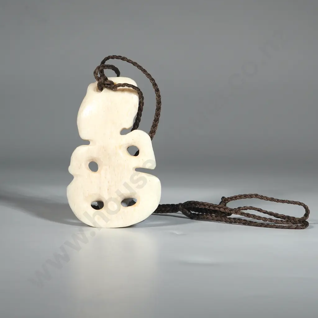 Charles Rapani Wilson Whalebone Tiki. 78 x 48 mm Image 1++