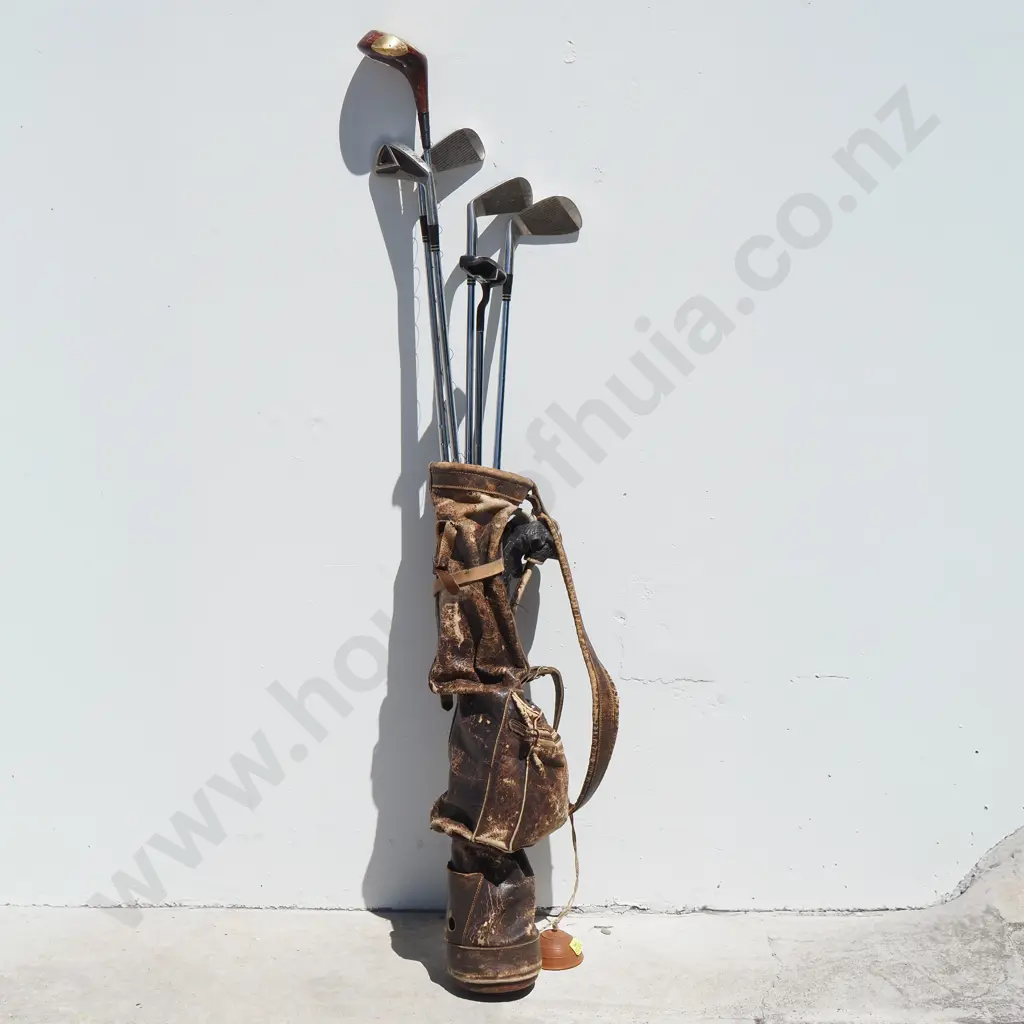 Set Of Six Vintage Golf Clubs In Antique Leather Golf Bag & A Quantity Of Balls Image 1++