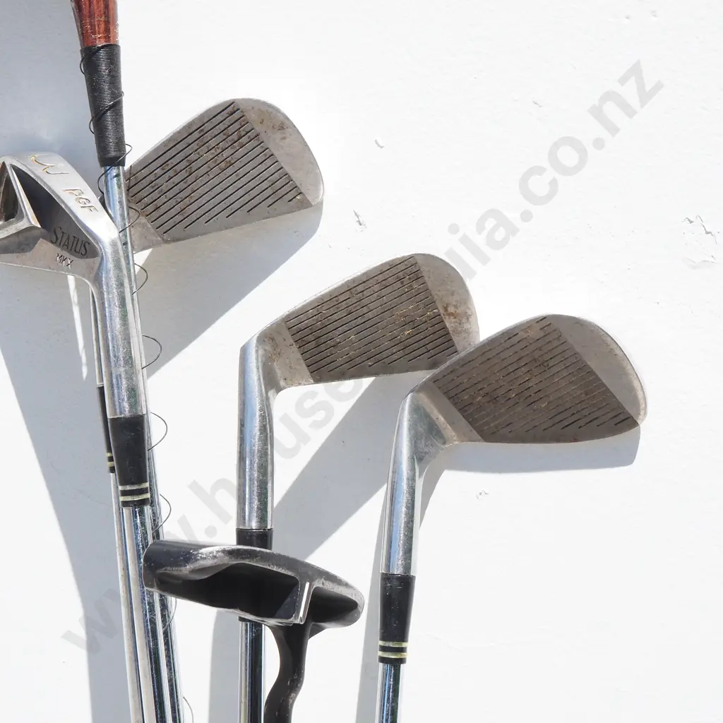 Set Of Six Vintage Golf Clubs In Antique Leather Golf Bag & A Quantity Of Balls Image 1++