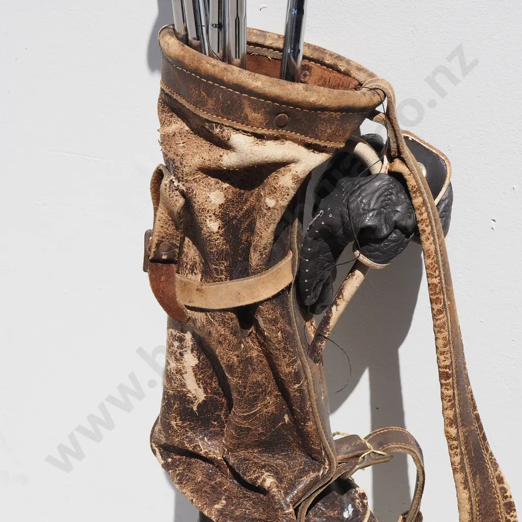 Set Of Six Vintage Golf Clubs In Antique Leather Golf Bag & A Quantity Of Balls Image 1++