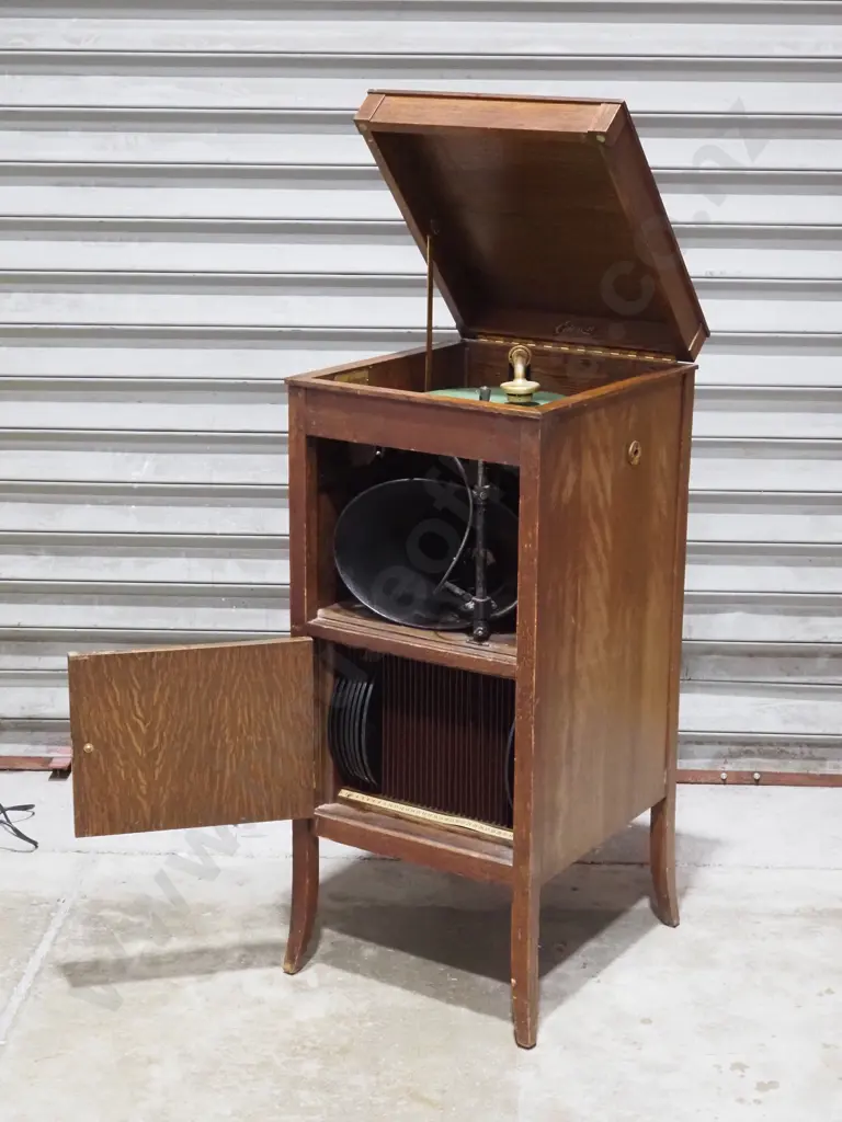 Vintage Edison Oak Cased Disc Phonograph with Records Image 1++