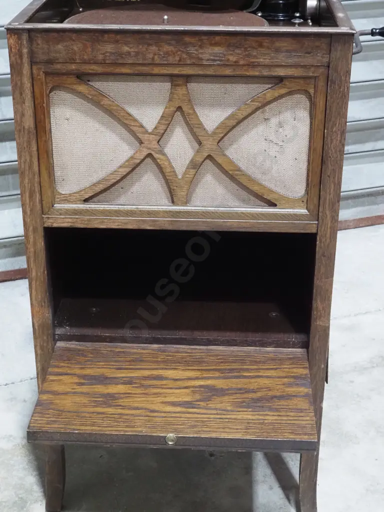 Gramophone In Oak  Case Image 1++