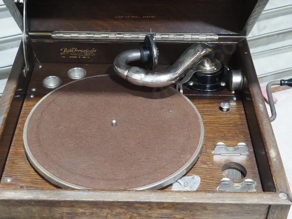 Gramophone In Oak  Case Image 1++