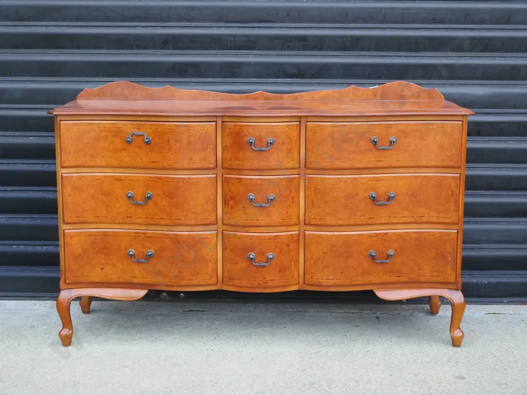 Walnut Serpentine Fronted Chest of Drawers On Cabriole Legs Image 1++