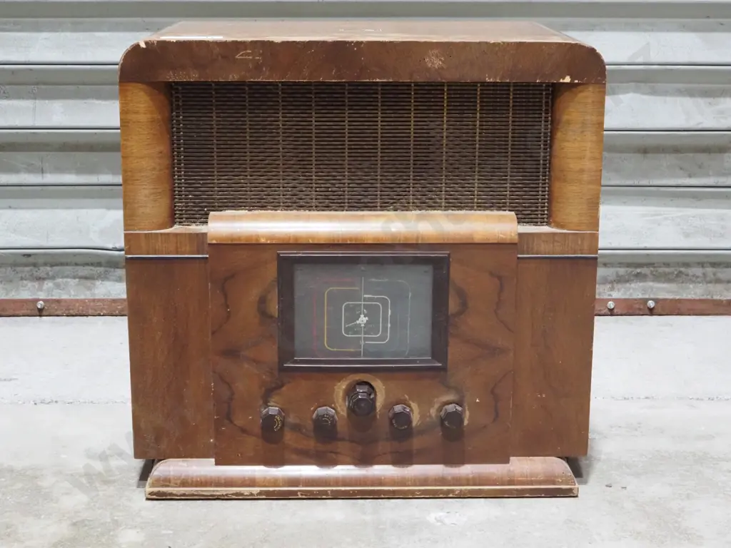 His Masters Vice Table Top  Broadcast-Shortwave Radio. 1937 Image 1++