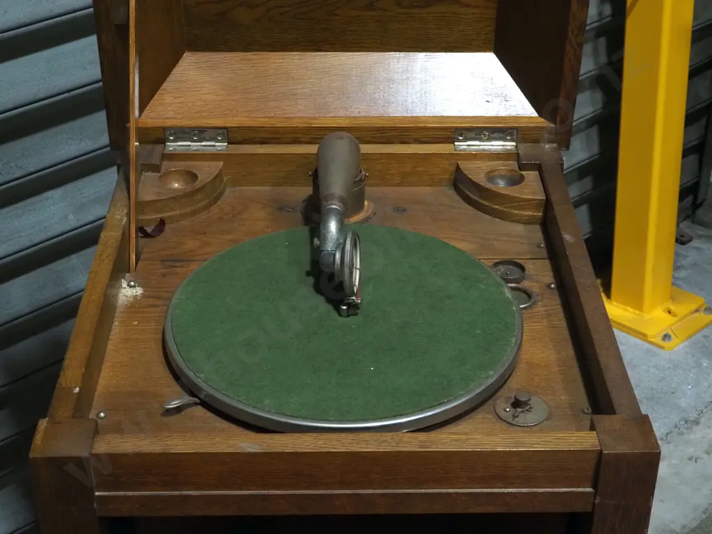 Avonica Standard Phonograph Record Player In An Oak Case Image 1++