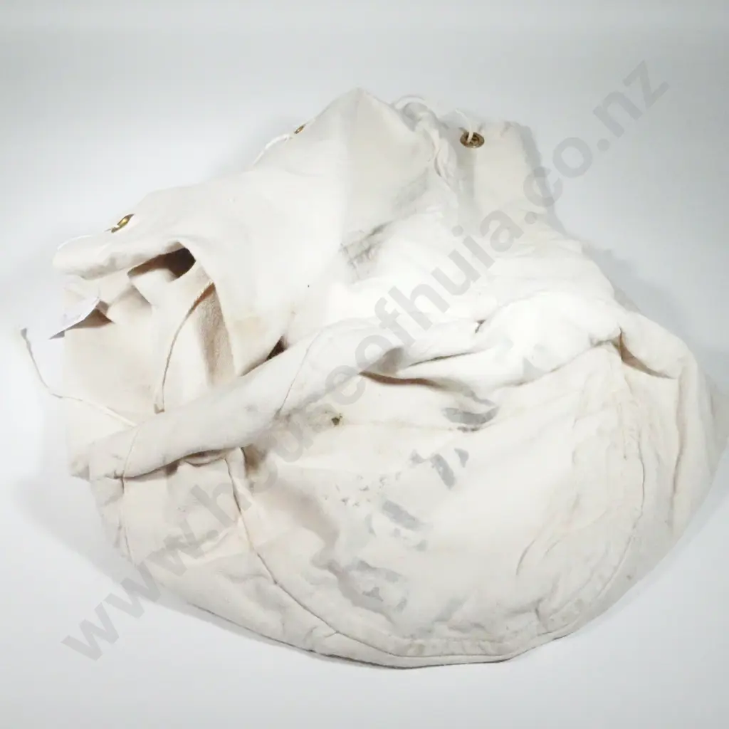 2 NZEF 1941 Dated White Kit Bag. Image 1++