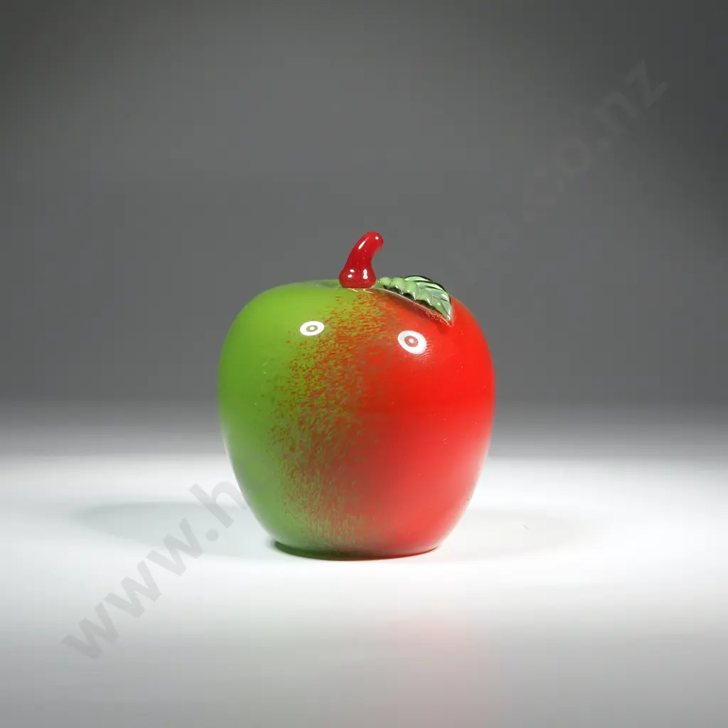 Ed Alexander. Art Glass Paperweight In The Form Of An Apple. Image 1++