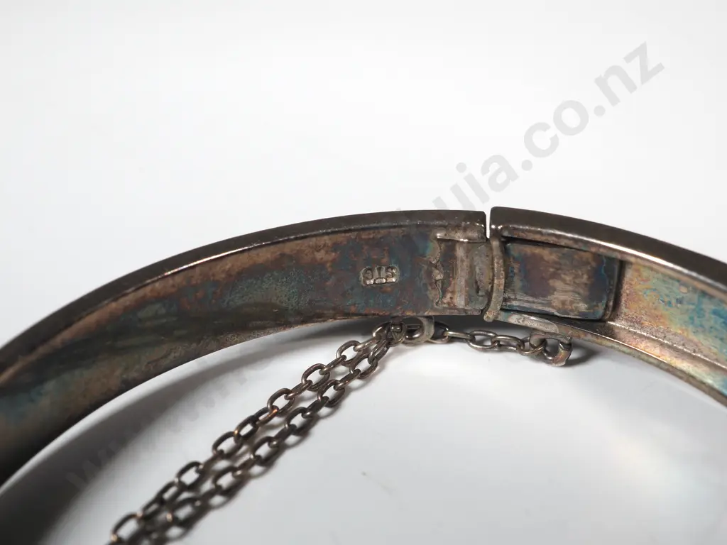 Vinage Sterling Silver Hinged Bangle With Fret Supports & Set With Three Garnet Coloured Stones Image 1++