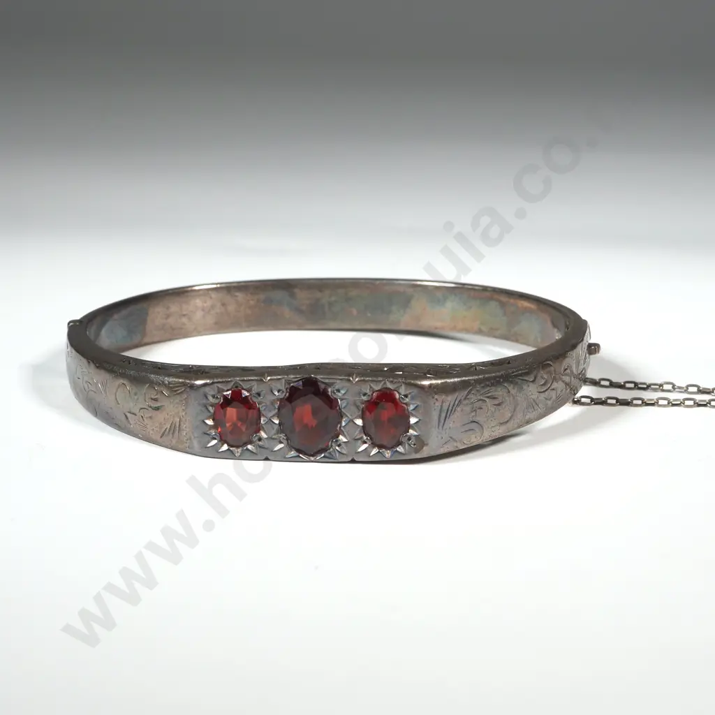 Vinage Sterling Silver Hinged Bangle With Fret Supports & Set With Three Garnet Coloured Stones Image 1++