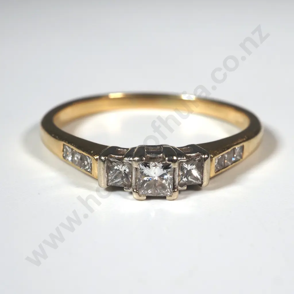 18ct Yellow Gold & Princess Cut Three Stone Diamond Ring Image 1++