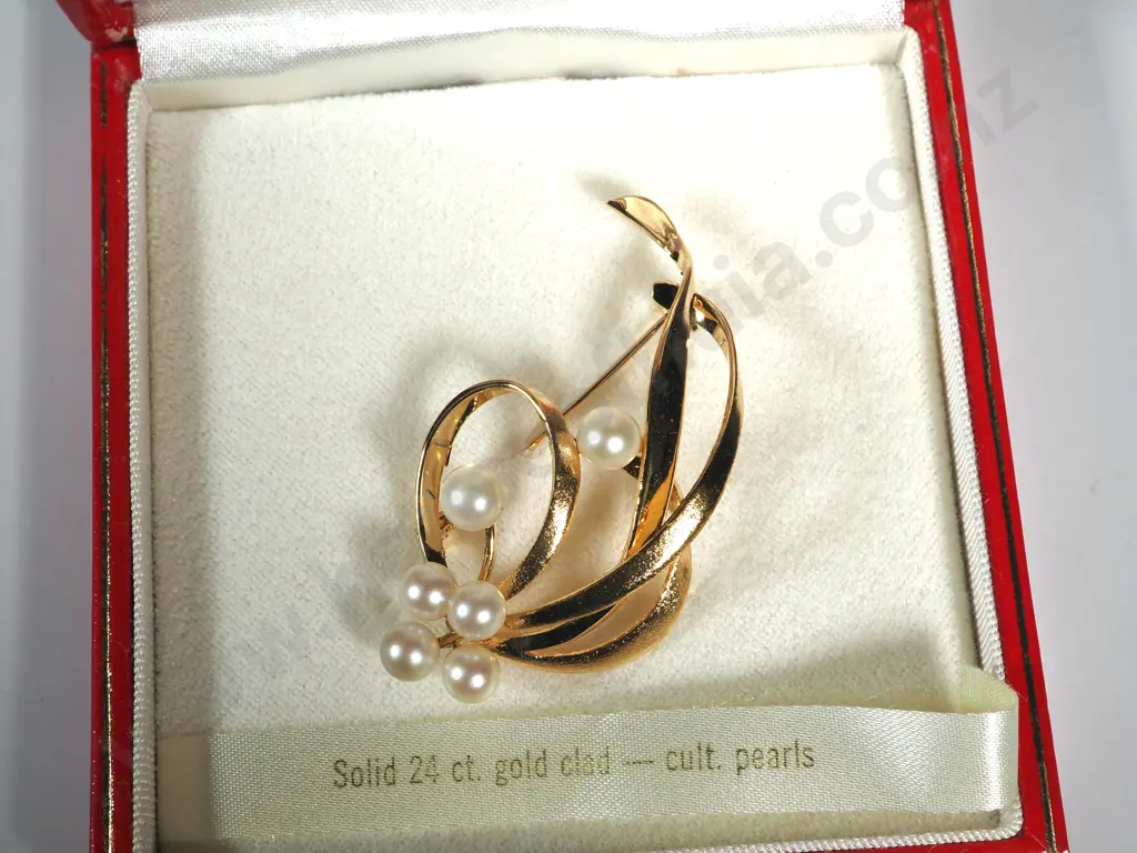 Boxed Toyomoto 14ct Gold Plate on Silver & Cultured Pearl Brooch. Image 1++