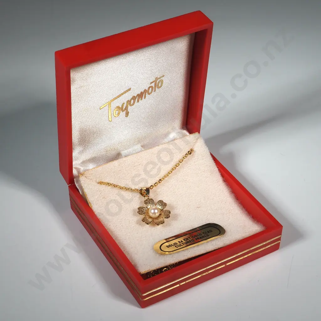 Boxed Toyomoto 24ct Rolled Gold Chain & Cultured Pearl Pendant. Image 1++