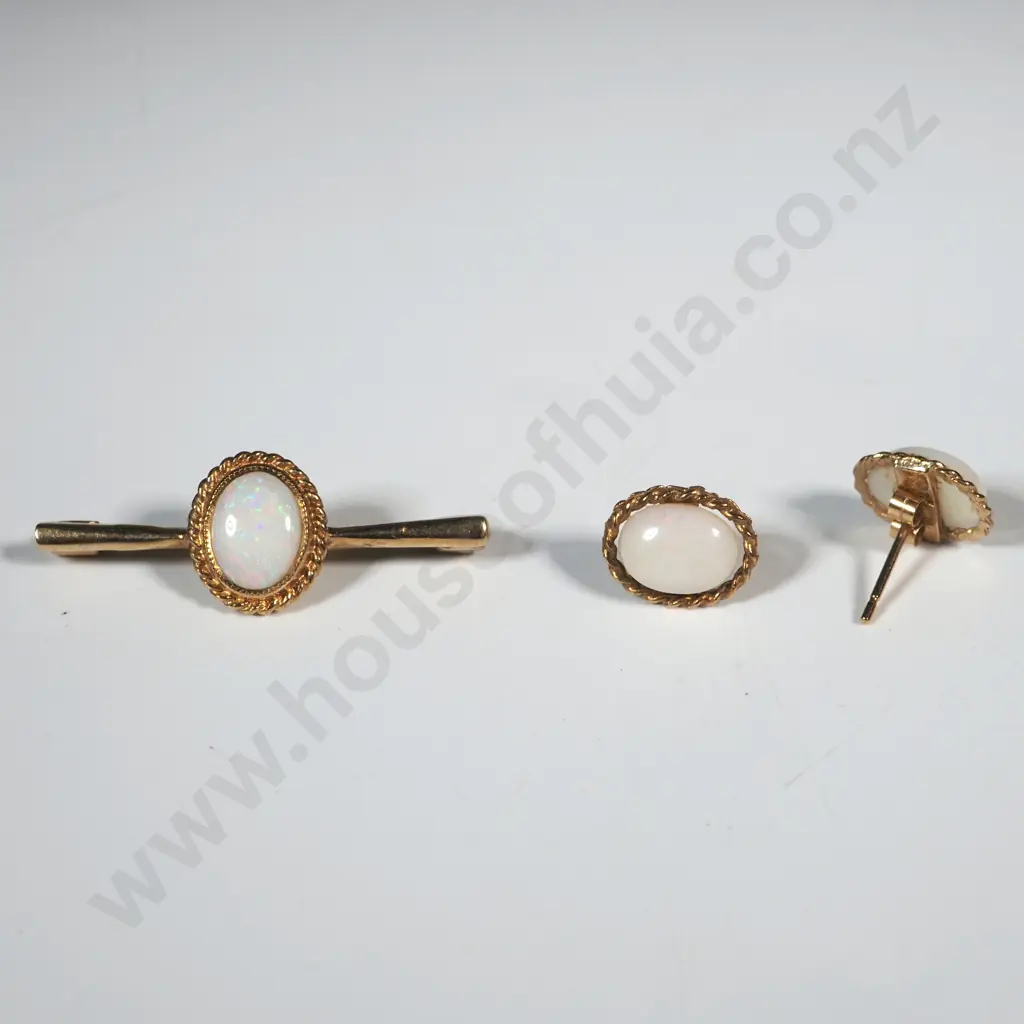 9ct gold opal brooch and matching stud earrings Image 1++