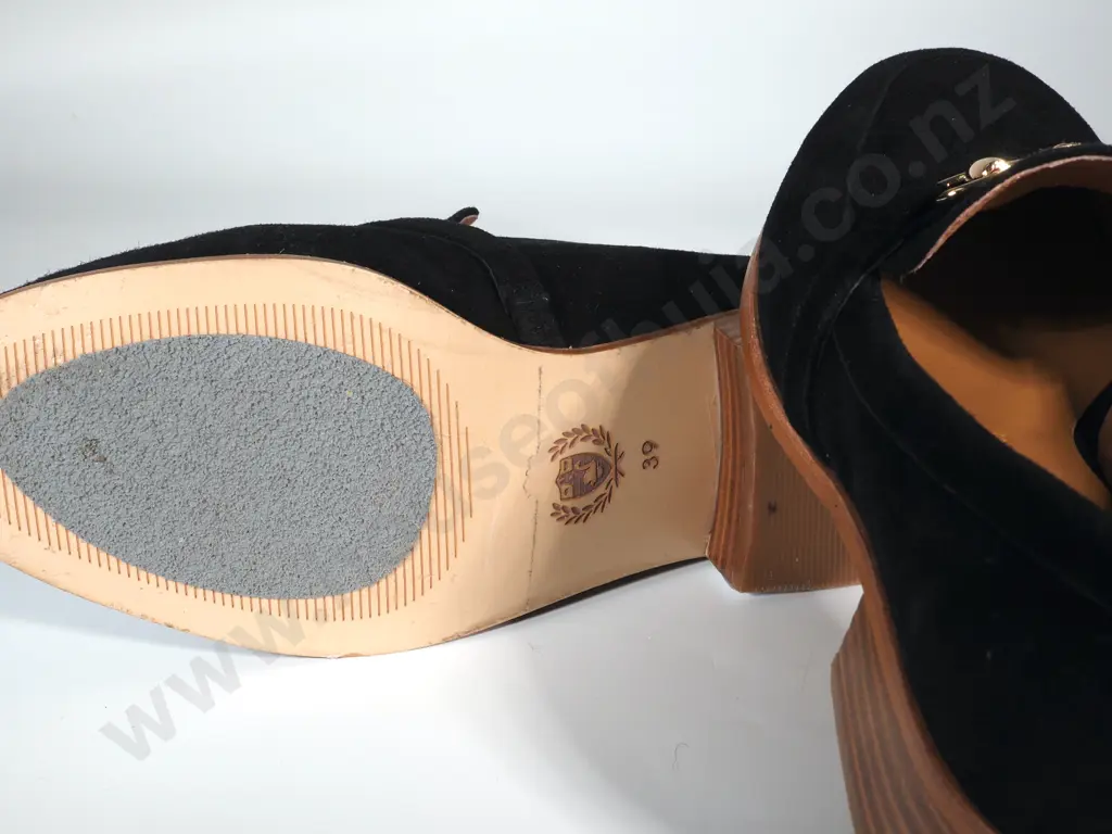 One Pair New Mi Piaci Suede  Black w Gold Trim Shoes Size 39 Image 1++