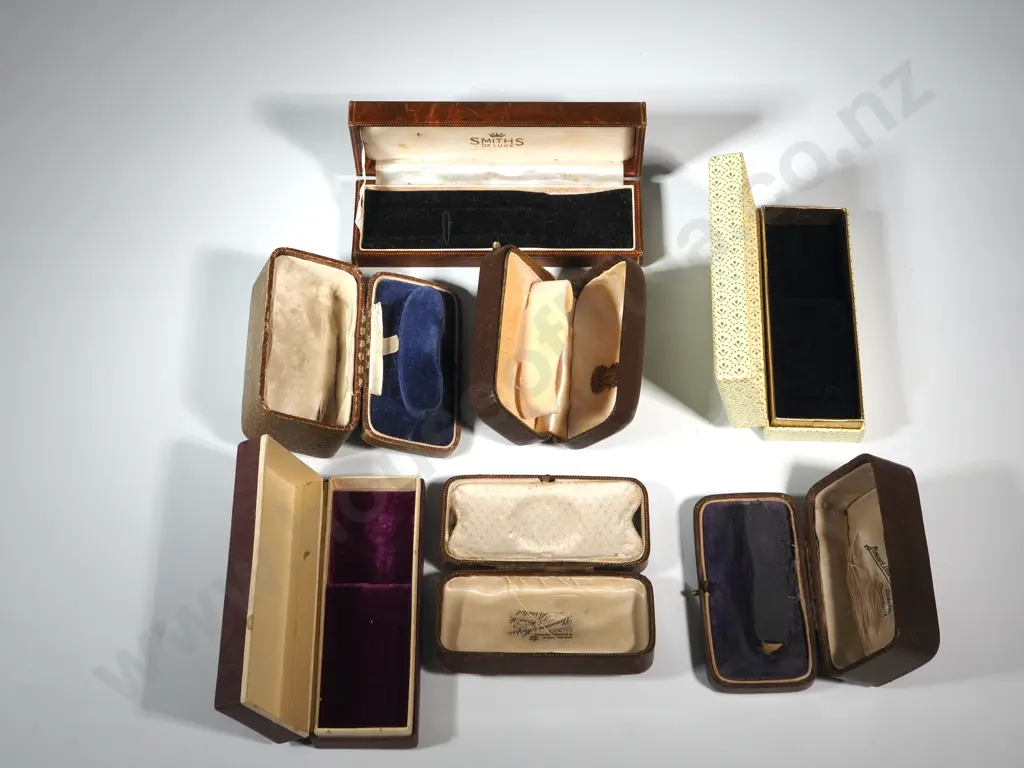 Bag Containing Antique & Vintage Watch/Bracelet Boxes Image 1++