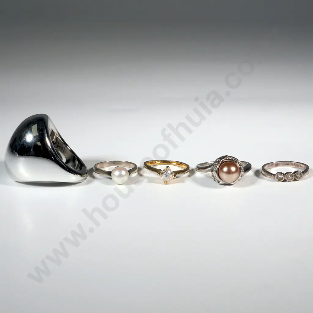 Five Costume Jewellery Rings Image 1++