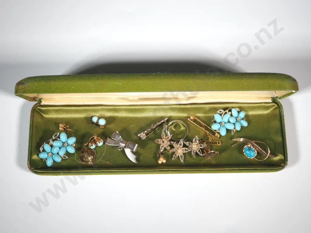 Box of Assorted Costume Jewellery Image 1++