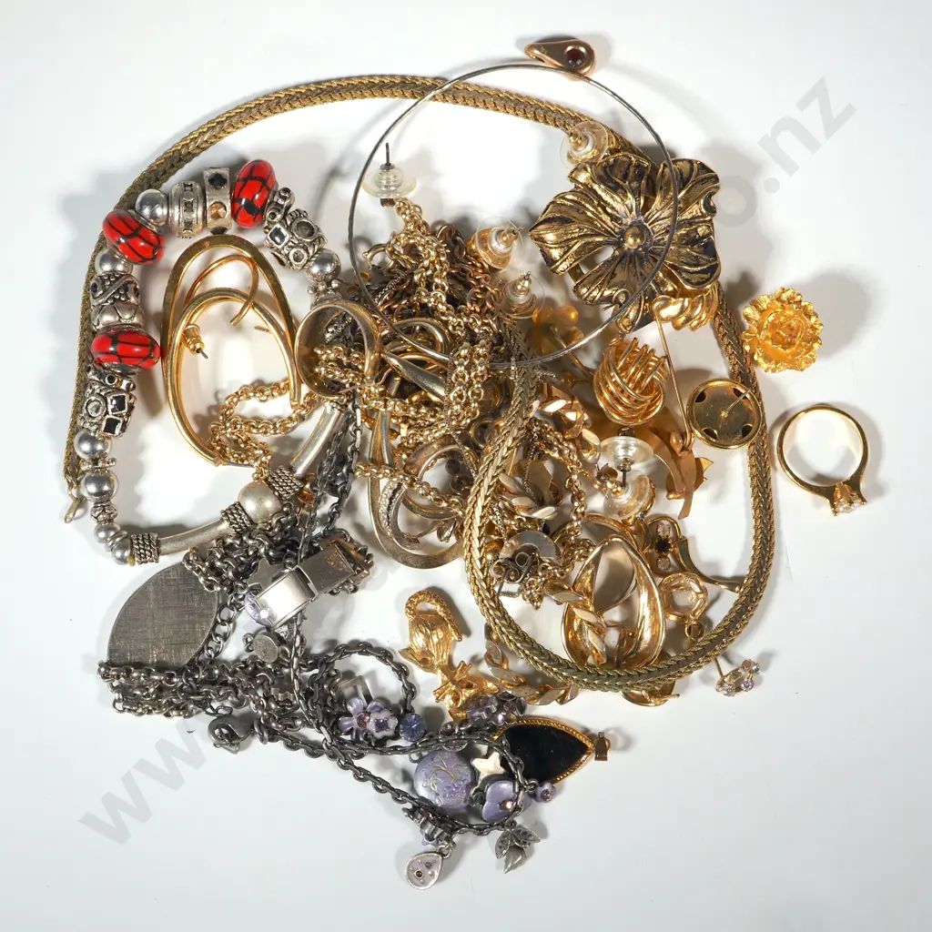 Assorted Bag of Costume Jewellery  Image 1++