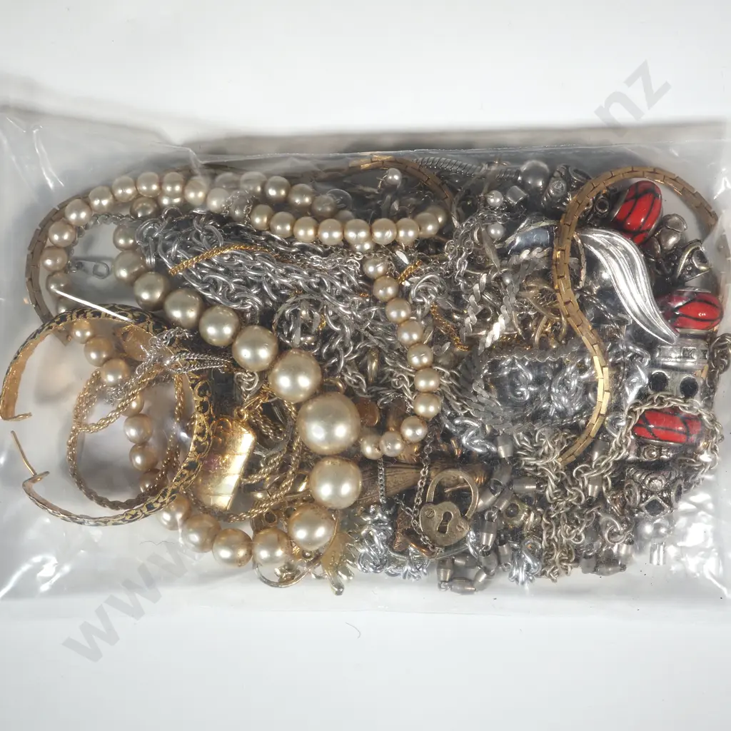 Assorted Bag of Costume Jewellery  Image 1++