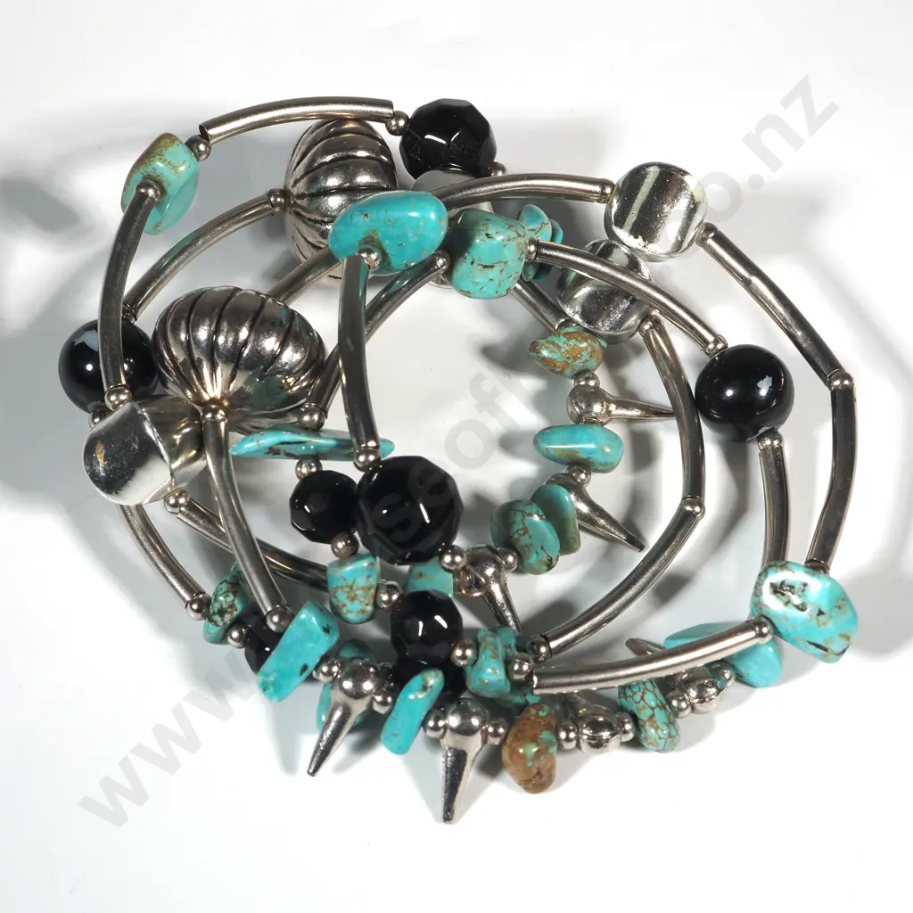 Expandable Silver Coloured Bracelet w Turquoise Style & Black Beads. Image 1++