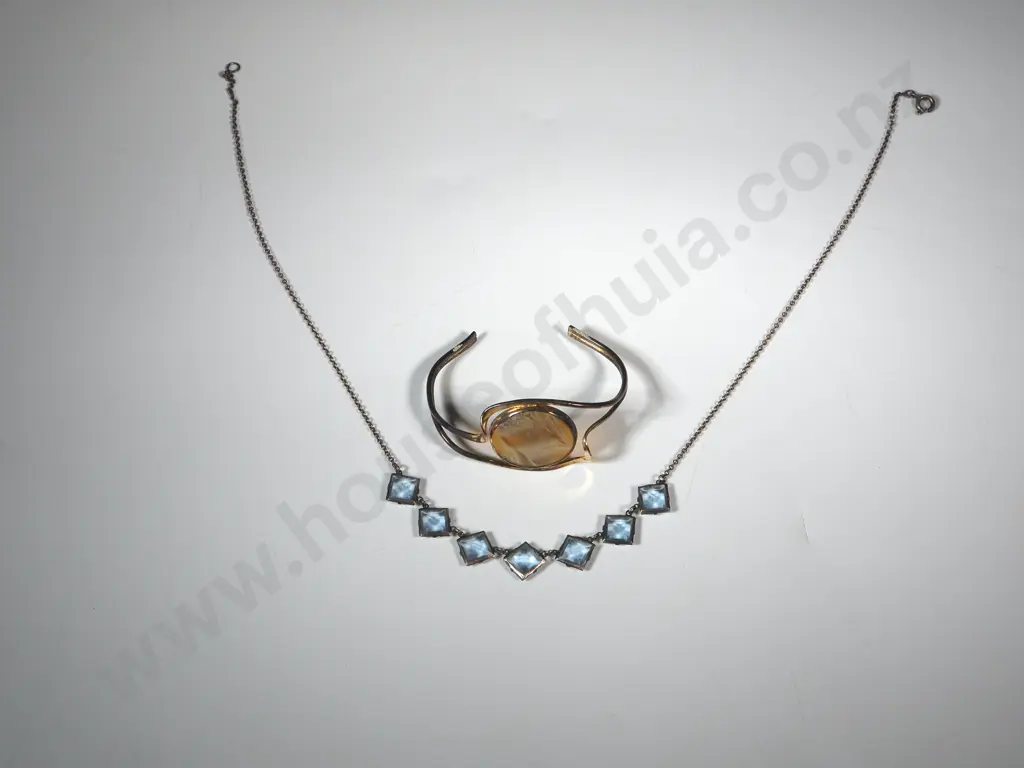 Two Pieces of Costume Jewellery Image 1++