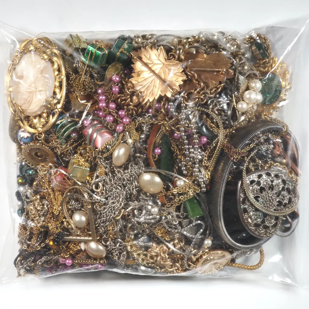 Large Quantity Of Costume Jewellery Pendants & Necklaces Image 1++