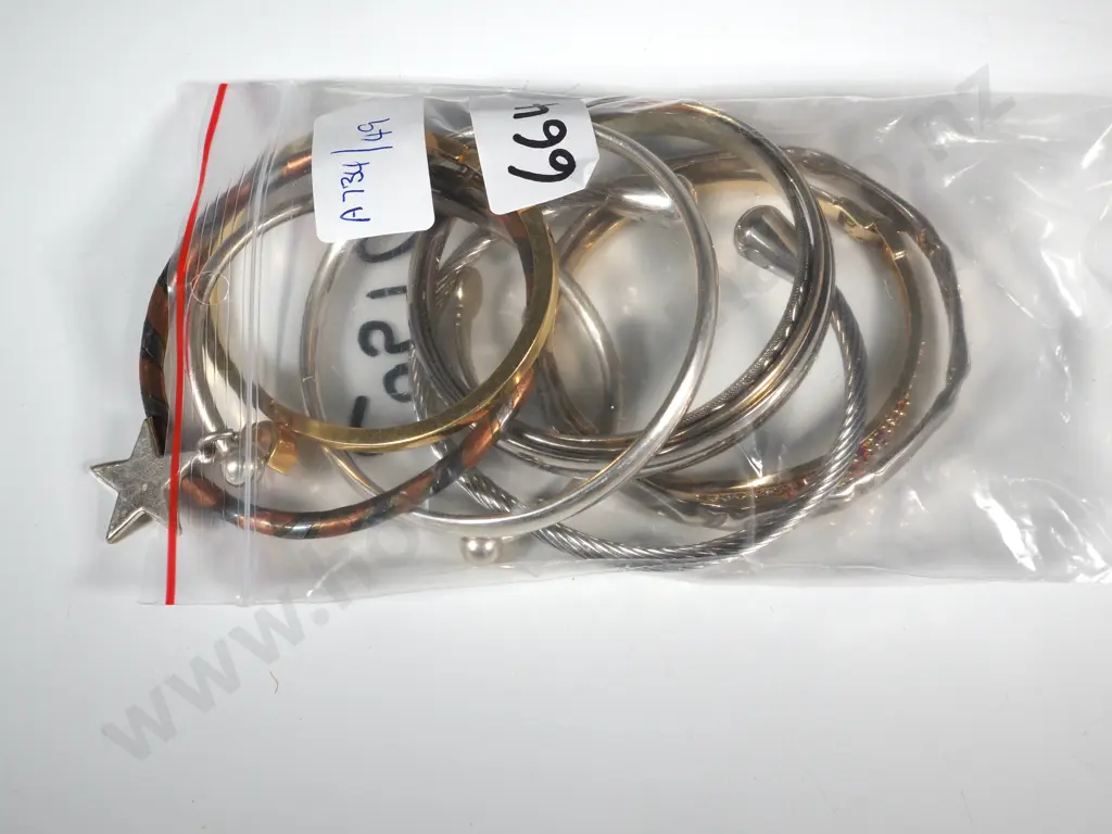 Quantity Of Costume Jewellery Bangles Image 1++