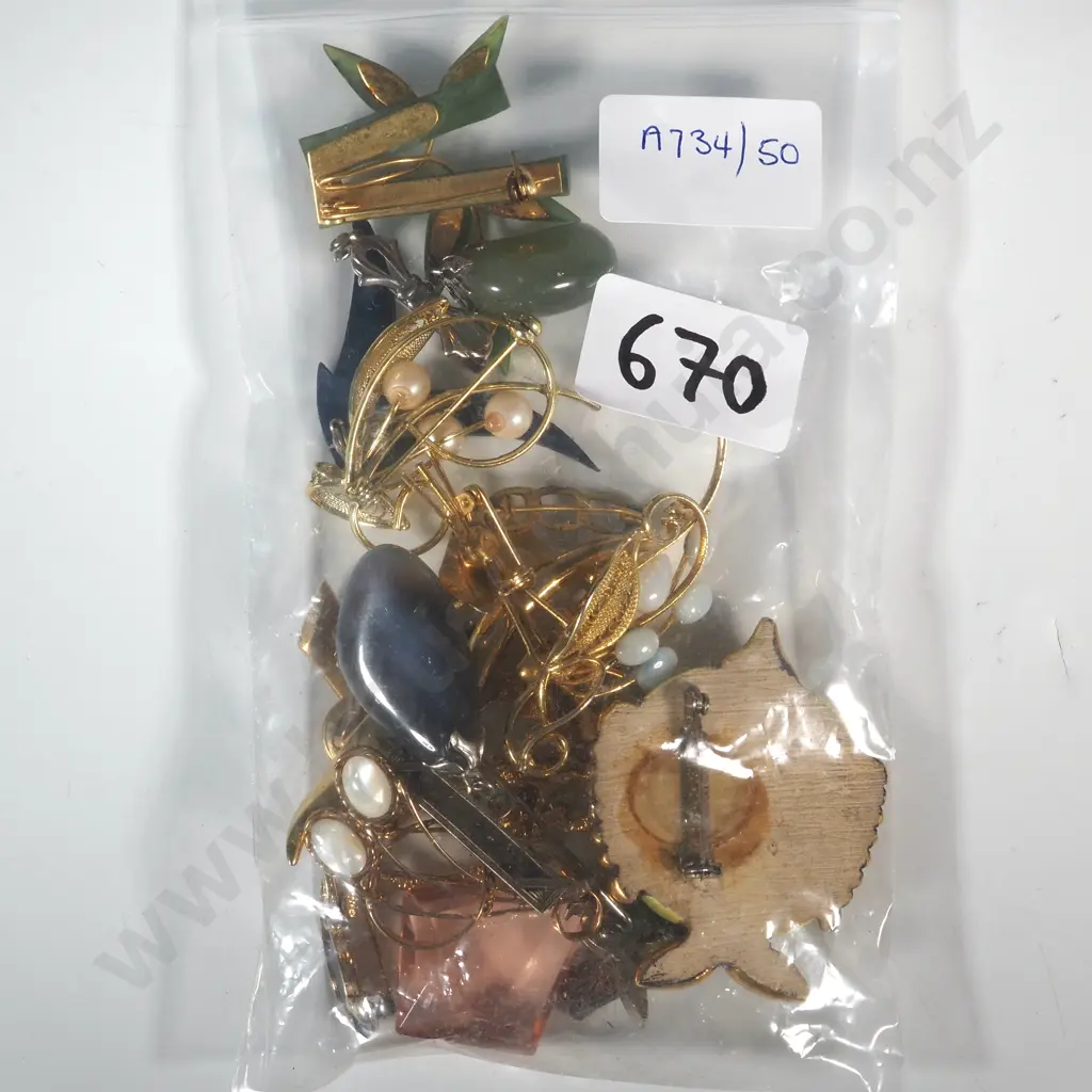 Quantity Of Costume Jewellery Brooches Image 1++