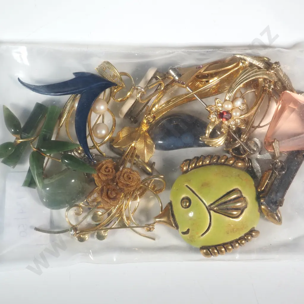 Quantity Of Costume Jewellery Brooches Image 1++