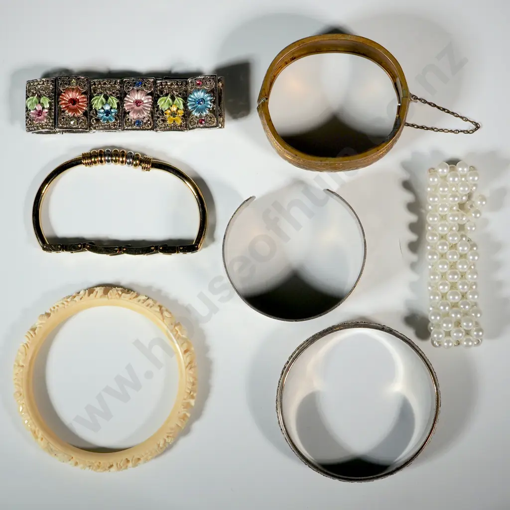 Quantity Of Costume Jewellery Bracelets & Bangles. Including A Carved Bone Bangle Image 1++