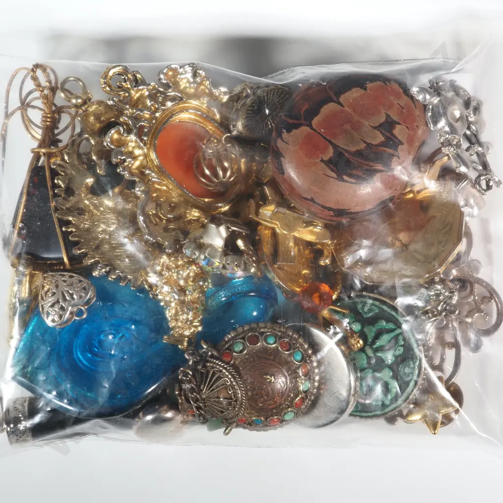 Quantity Of Costume Jewellery To Include Mainly Pendants  Image 1++