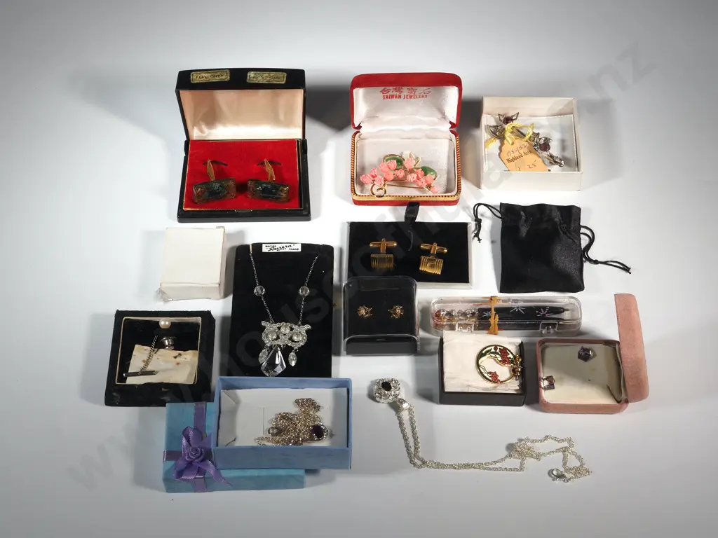 Various Items Of Costume Jewellery In Boxes Image 1++