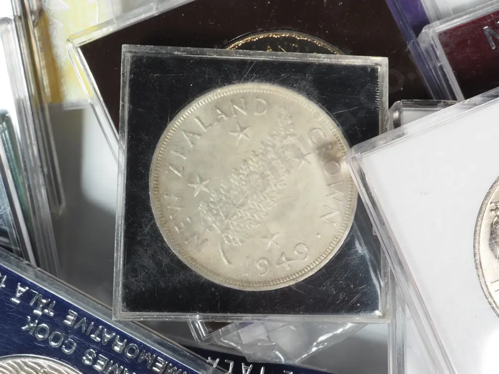 22 Crown Sized UNC Coinage - Mainly New Zealand  Image 1++