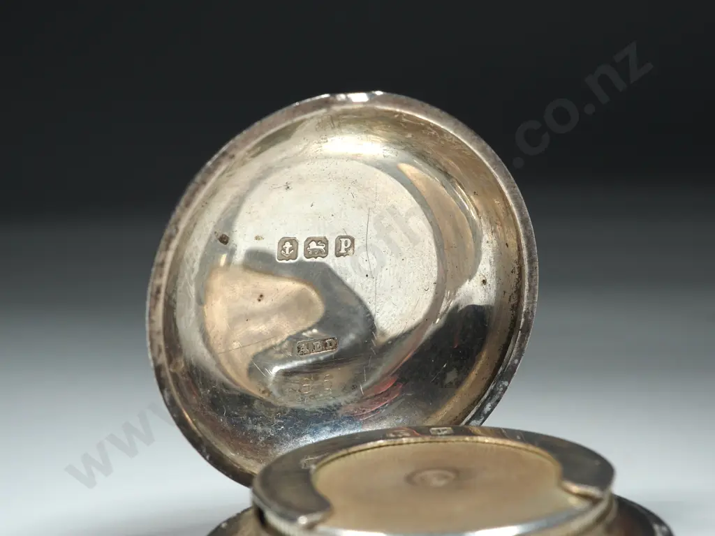 Sterling Silver Sovereign Case With Engraved Scoll Decoration. Birm 1914 Image 1++