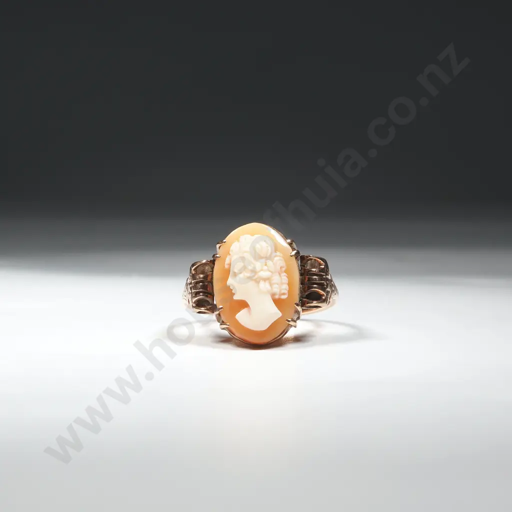 9ct Gold & Cameo Ring.  Image 1++